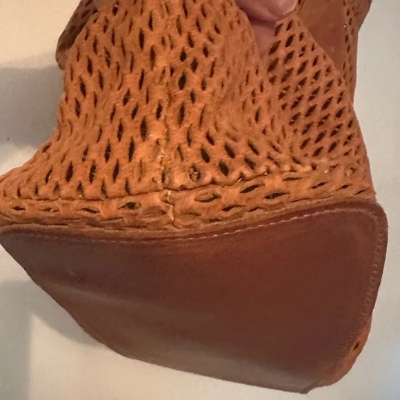 Perforated Tote Caramel Italian Mesh Leather handbag, No Label - Picture 6 of 7